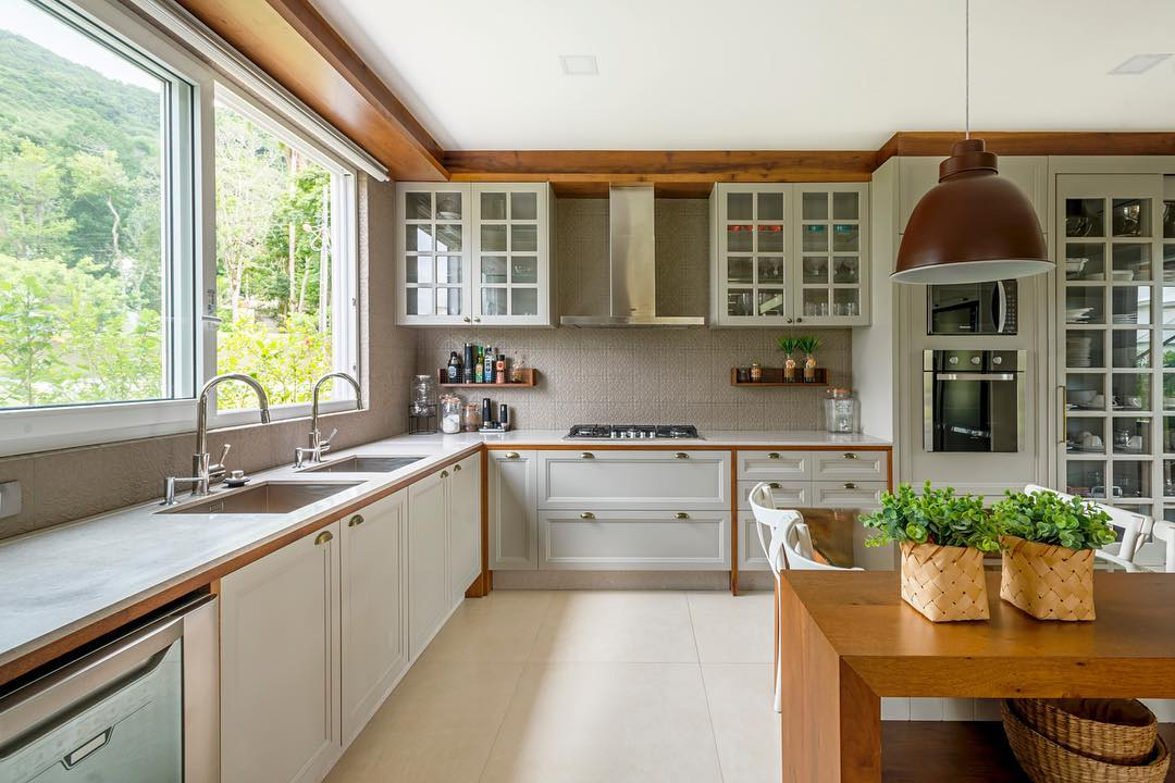 cozinha provençal branca e madeira