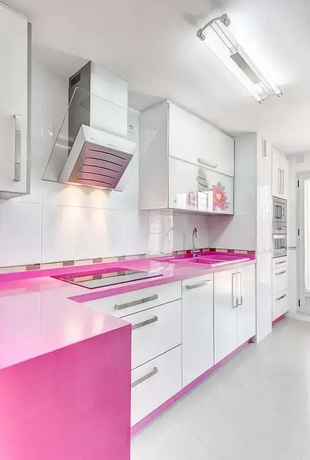 Cozinha rosa e concreto