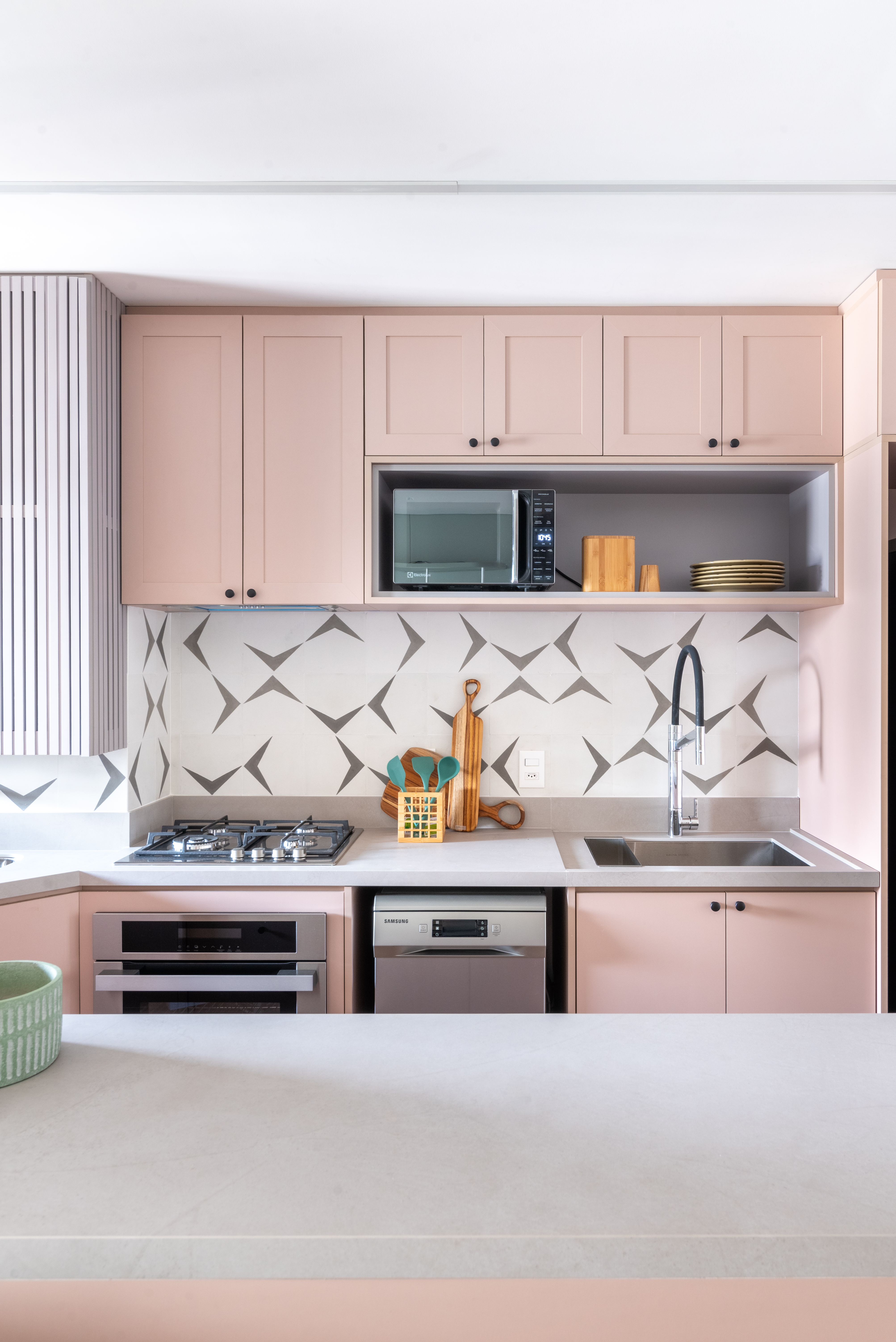 Cozinha rosa com dourado