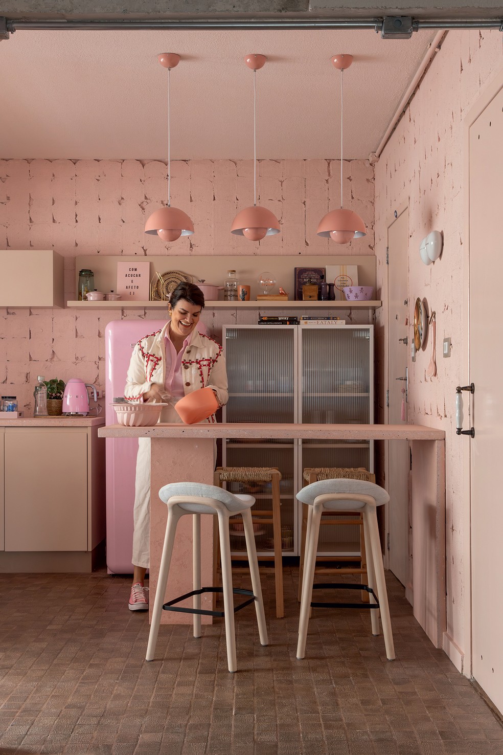 Cozinha rosa com cobre