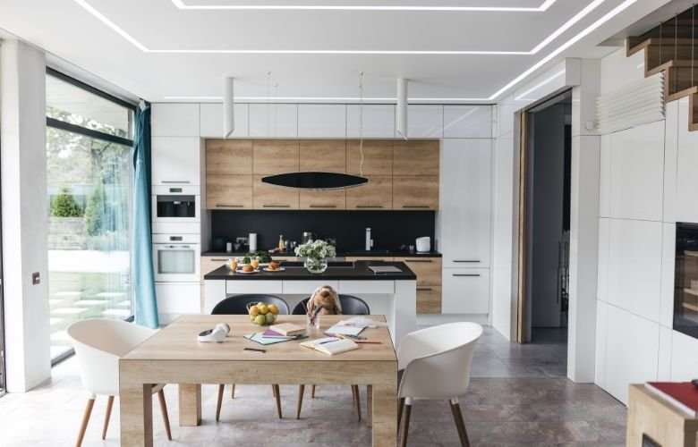 Cozinha americana pequena com mesa