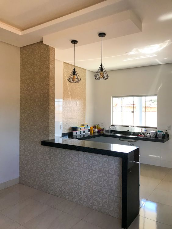 Cozinha americana pequena com mesa