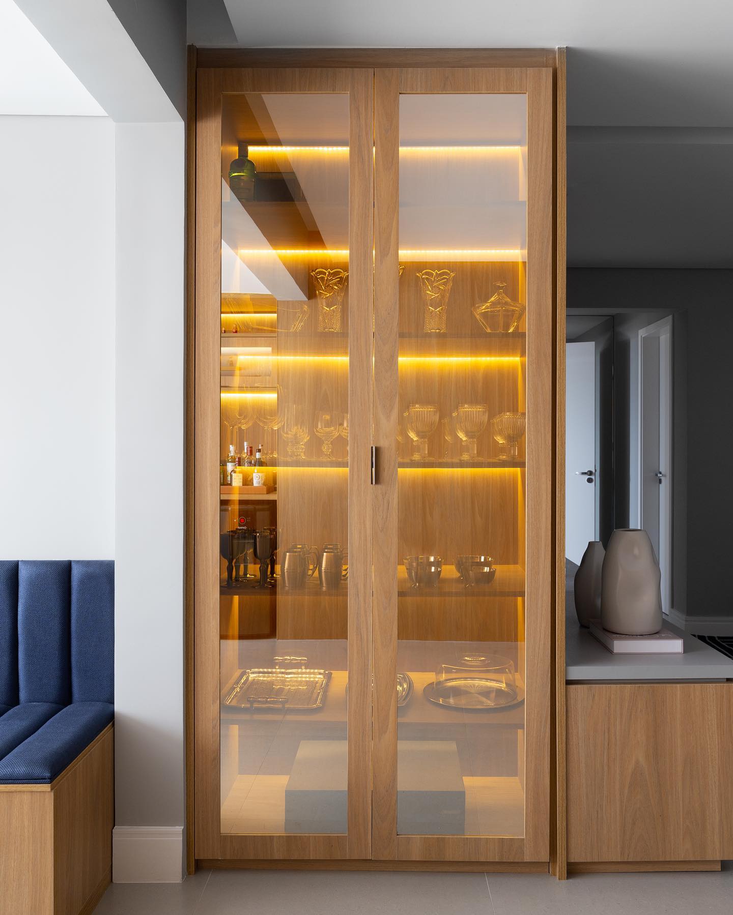 Cristaleira Suspensa: A Solução Perfeita para Otimizar Espaços Pequenos