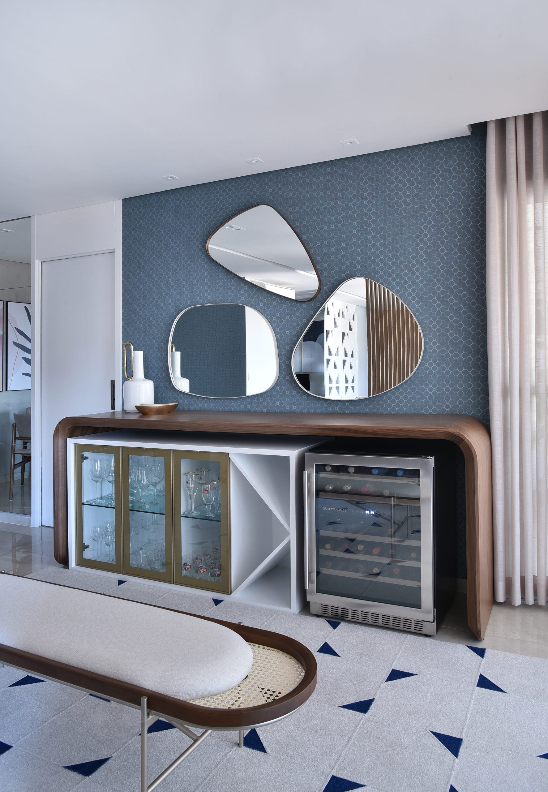 Cristaleira com Adega: Elegância e Funcionalidade para sua Sala de Jantar