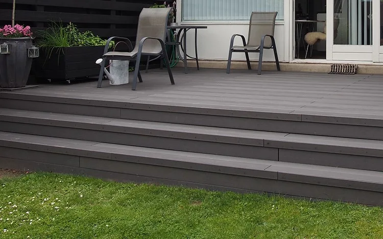 ideias de deck para jardim pequeno com plantas