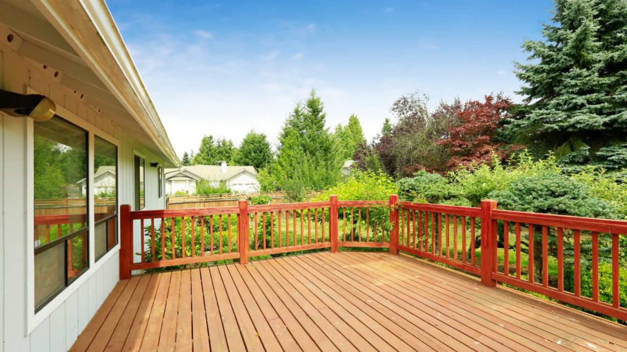 deck de madeira vs deck plástico para áreas pequenas