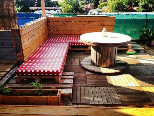 ideias de deck para jardim pequeno com plantas