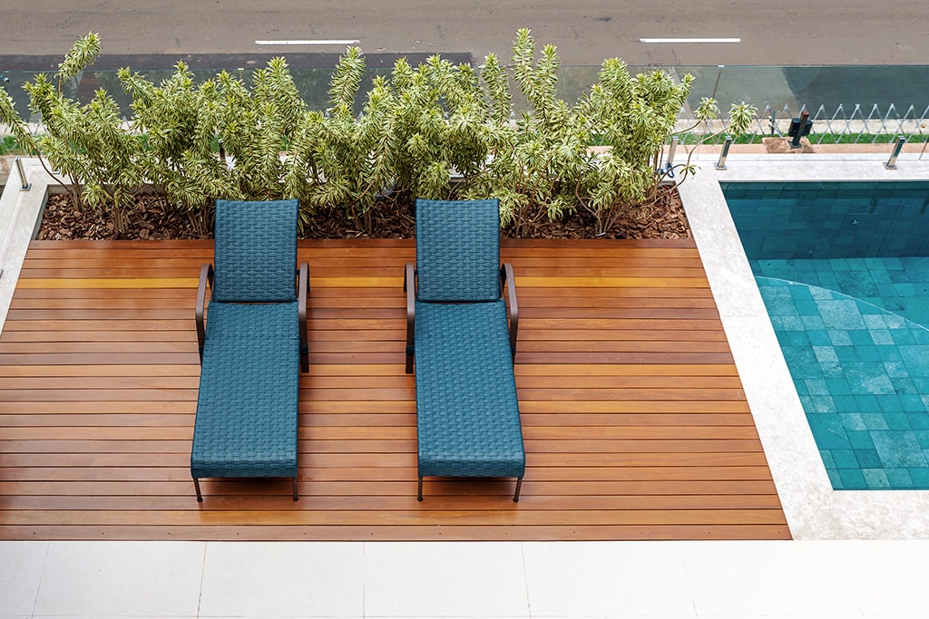 Como Escolher a Melhor Madeira para o seu Deck de Piscina