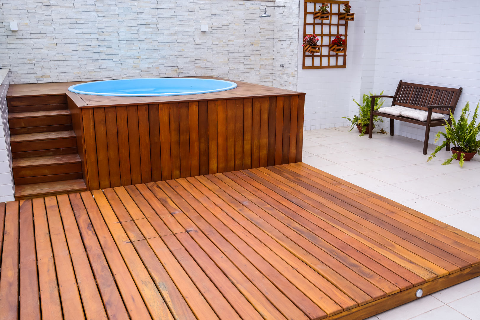 Dicas de Manutenção para Aumentar a Vida Útil do seu Deck de Piscina