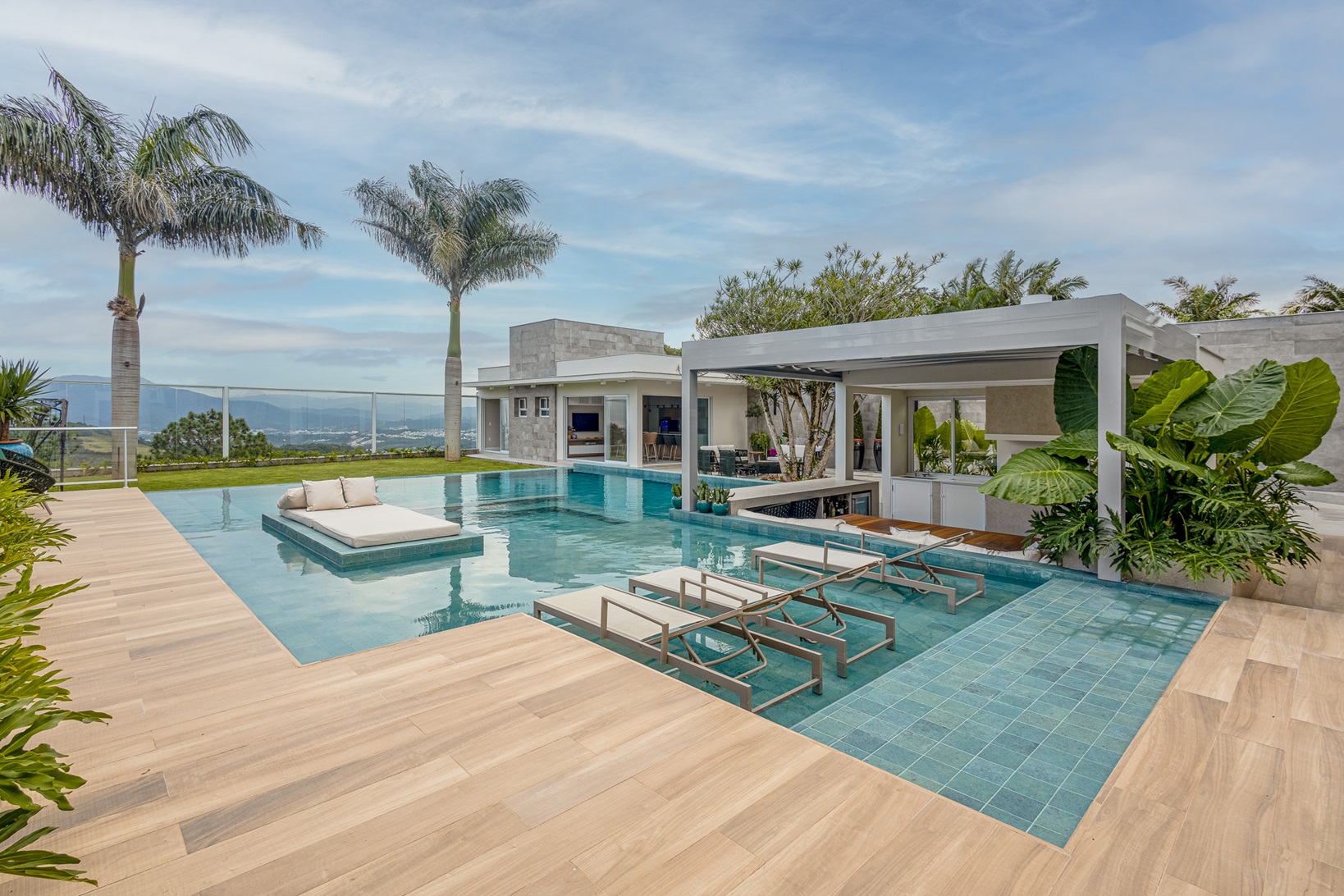 Como Escolher a Melhor Madeira para o seu Deck de Piscina