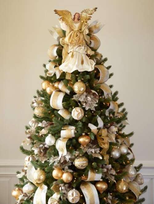 arvore de natal vermelha e dourada vs arvore de natal branca e prata