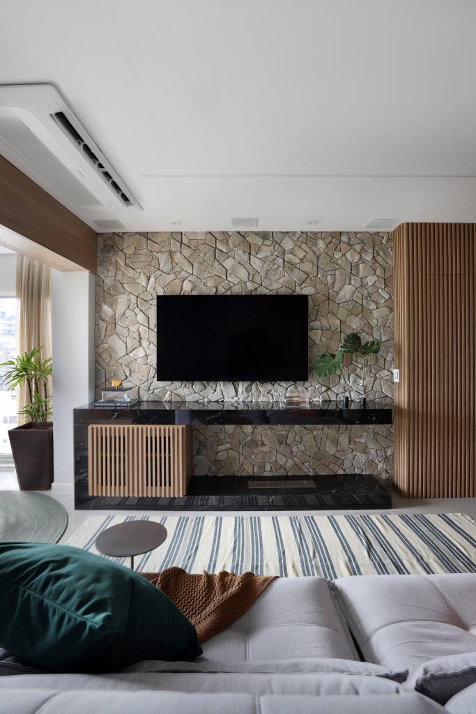 Materiais Naturais e Texturas Aconchegantes: A Sensorialidade na Decoração de 2026