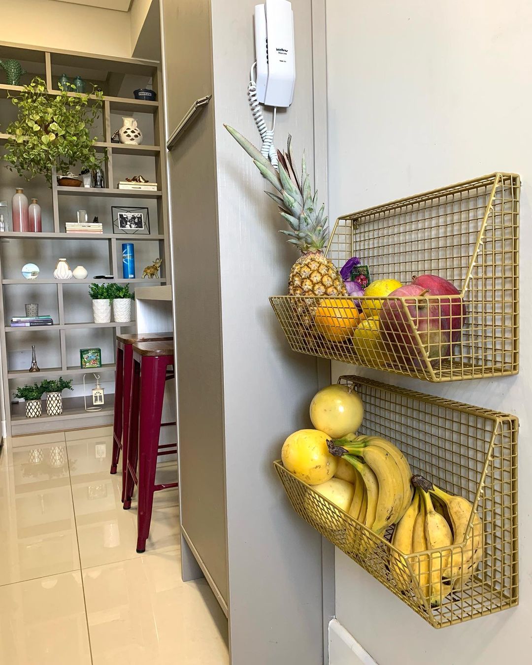 5 vantagens da fruteira suspensa para cozinhas pequenas