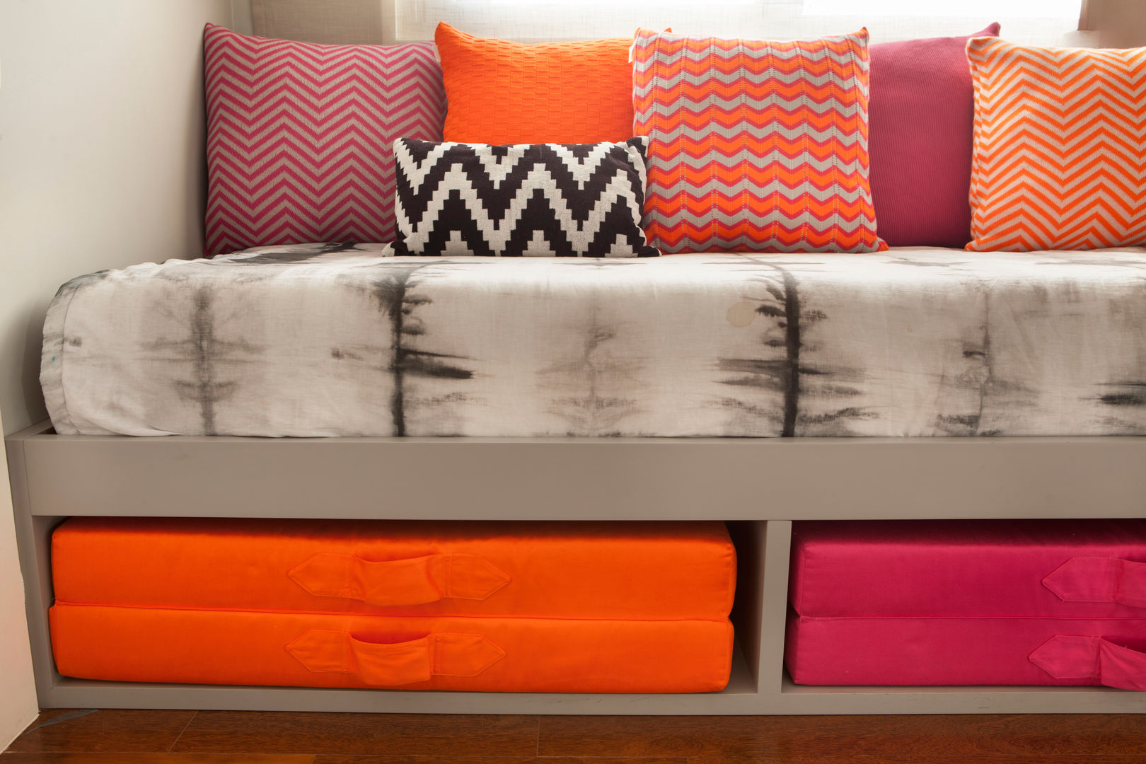 ideias de decoração com futon para sala pequena