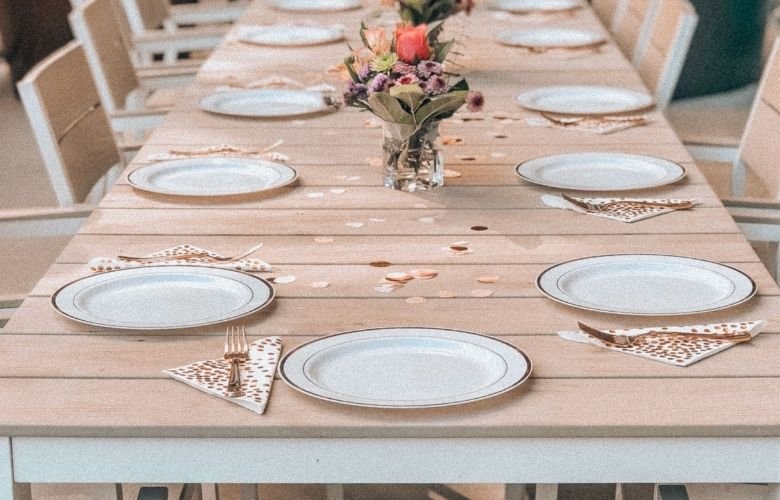 Iluminação e Centro de Mesa: Elementos Chave para Decorar sua Mesa de 5 Lugares