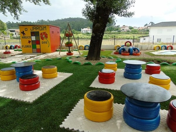 decoracao com pneus e brinquedos no jardim