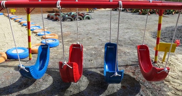 ideias de decoração de jardim com pneus e brinquedos