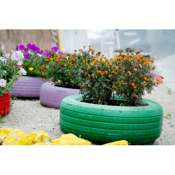 decoracao com pneus e brinquedos no jardim