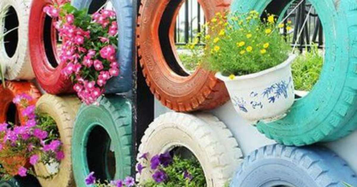 decoracao com pneus e brinquedos no jardim