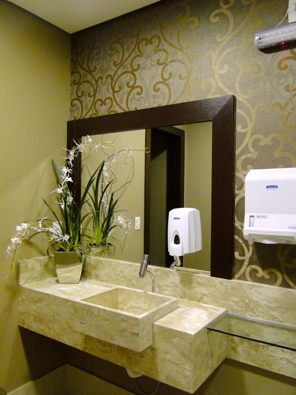 decoracao de banheiro de restaurante