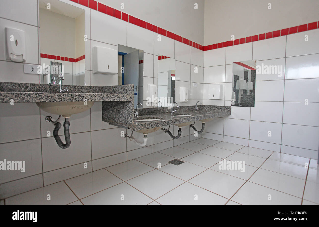 decoração de banheiro infantil escolar