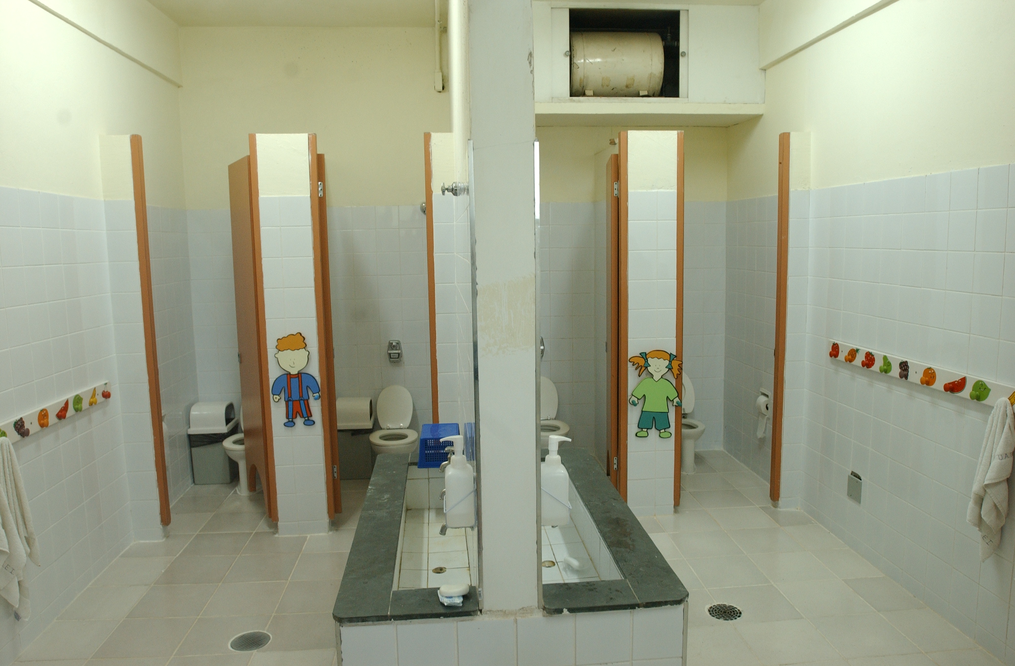 decoração de banheiro infantil escolar