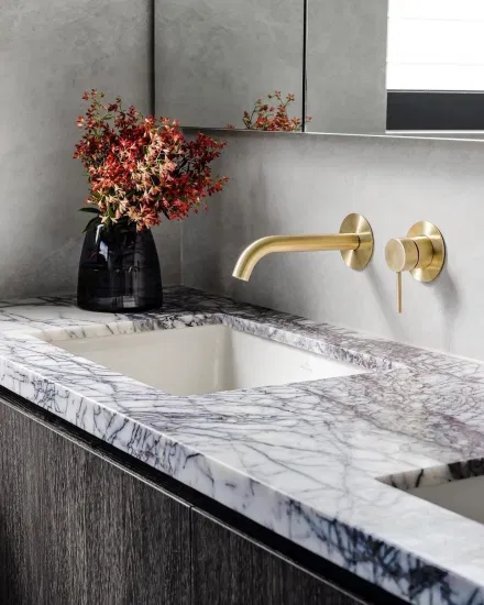 Tendências 2026: Revestimentos e Móveis Suspensos para um Banheiro Lilás Moderno