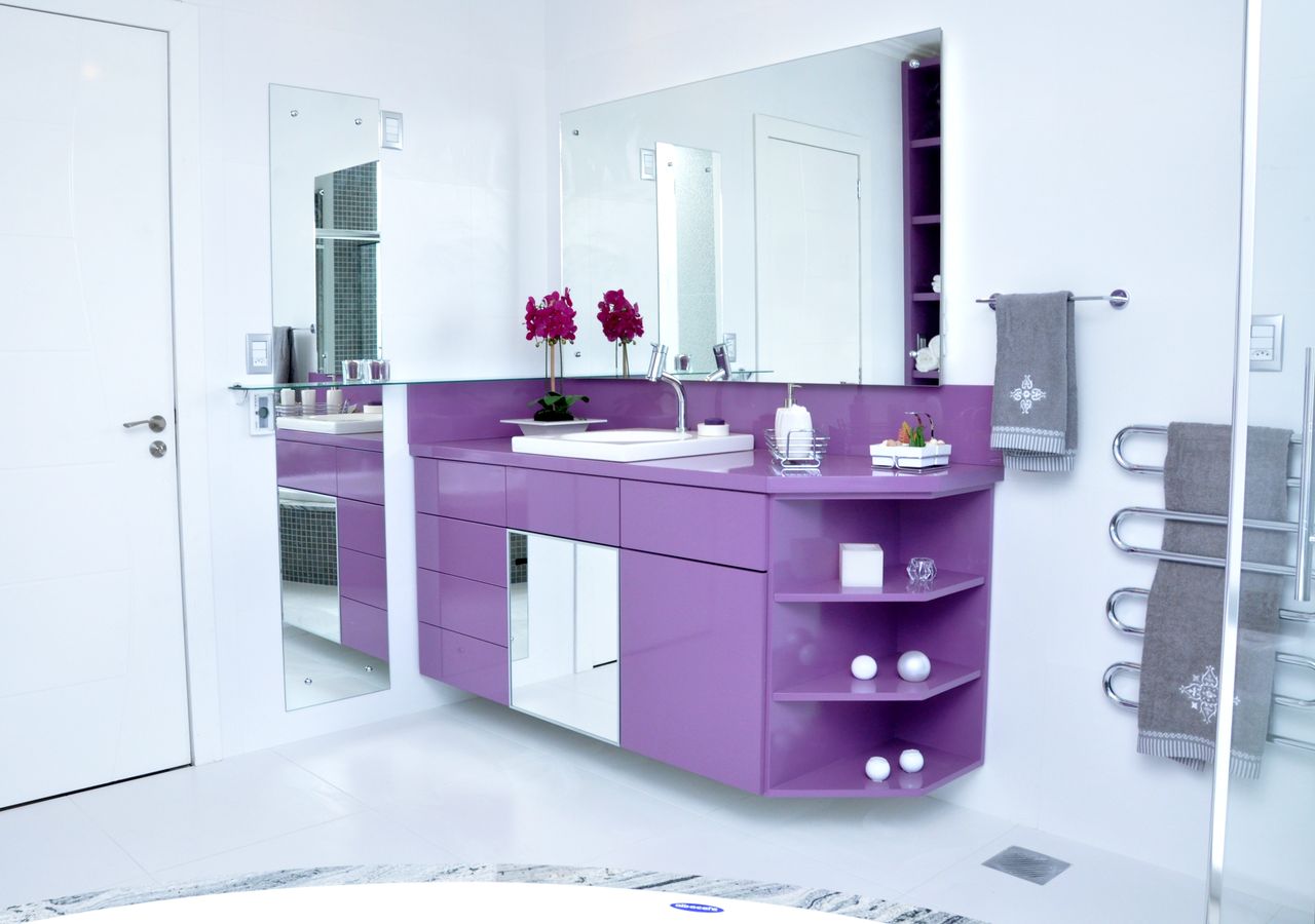 Tendências 2026: Revestimentos e Móveis Suspensos para um Banheiro Lilás Moderno