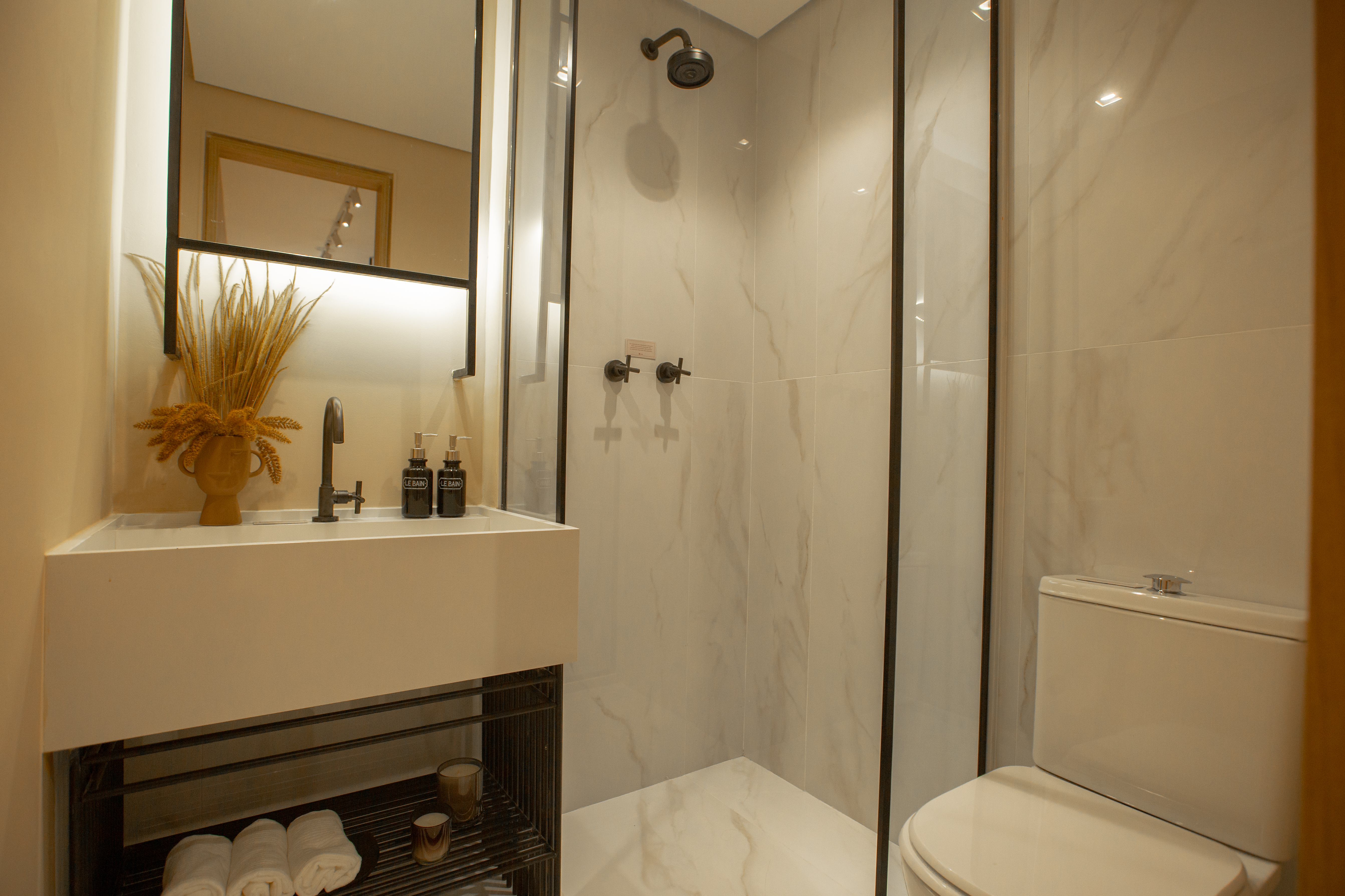 decoração de banheiro muito pequeno