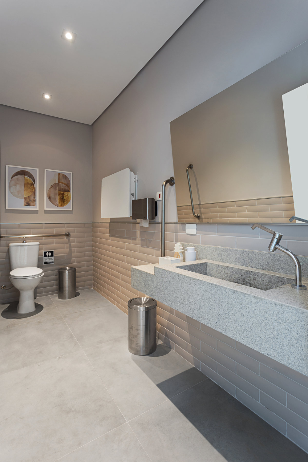 Iluminação Estratégica: Criando um Ambiente Sereno em Banheiros de Igrejas