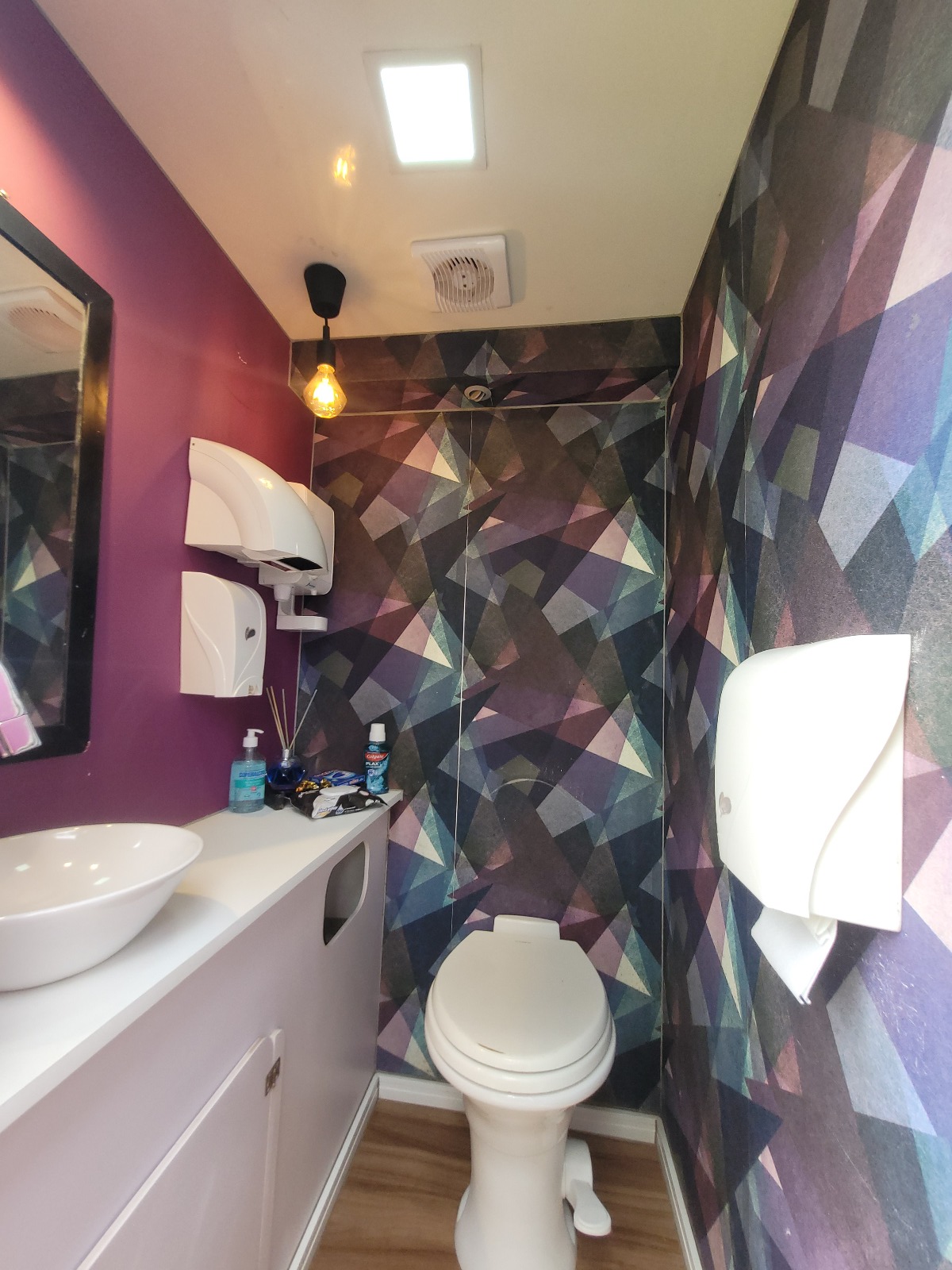 Mobiliário Funcional: Soluções Inteligentes para Organizar Banheiros Comunitários