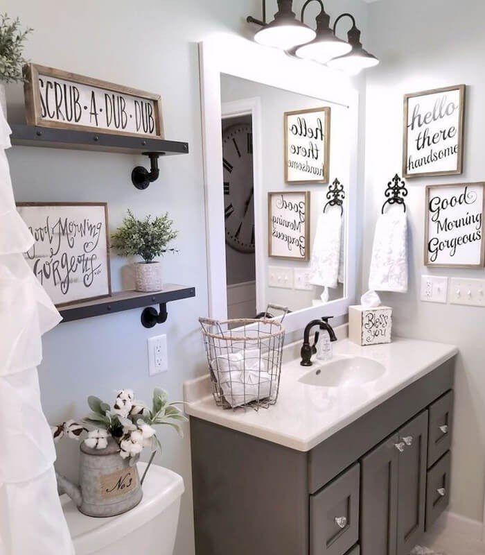 Soluções criativas de organização vertical para banheiros minúsculos