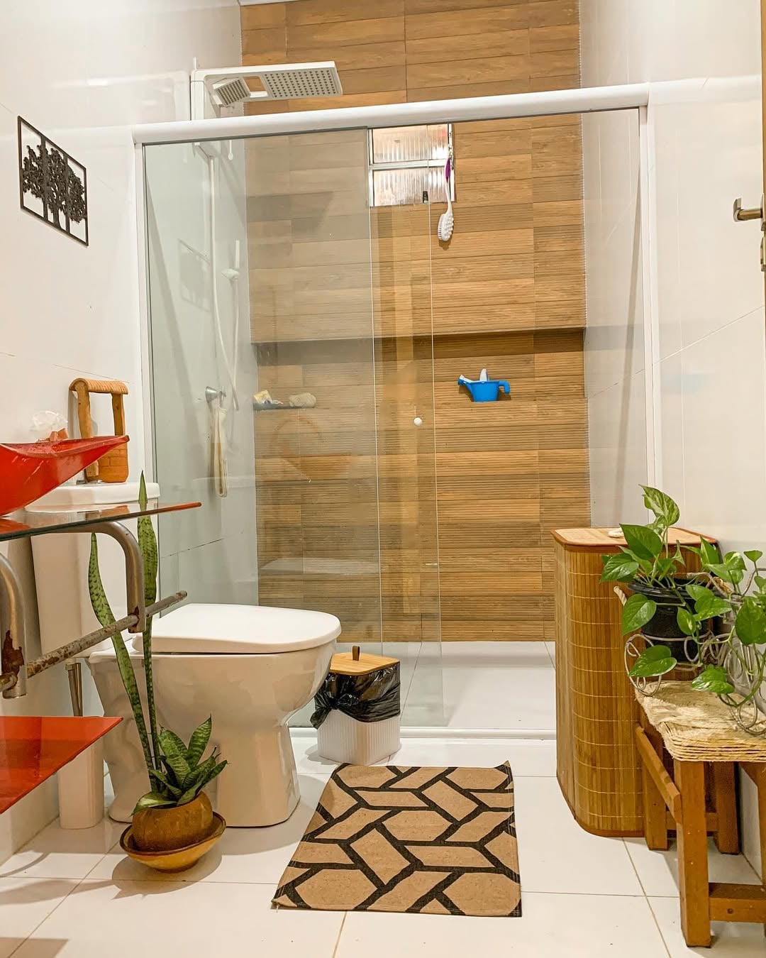 Soluções criativas de organização vertical para banheiros minúsculos