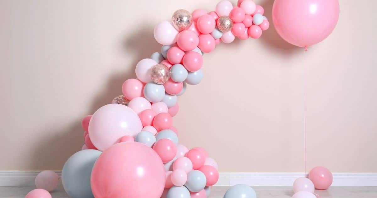 5 Ideias de Títulos para Posts Correlacionados: 1. 'Como Escolher as Cores Perfeitas para seu Batizado Simples'