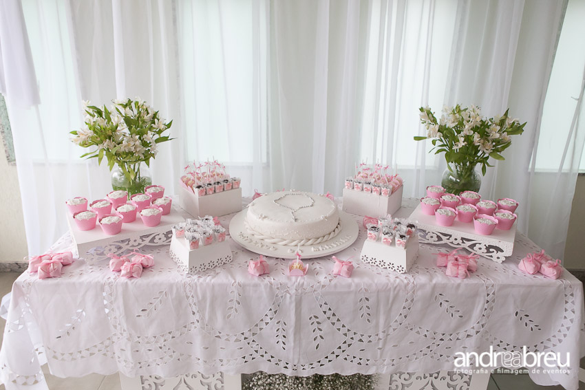 5. 'Ideias Criativas de Painéis e Fundos para Batizado Minimalista'