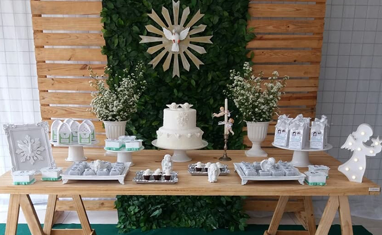 5. 'Ideias Criativas de Painéis e Fundos para Batizado Minimalista'