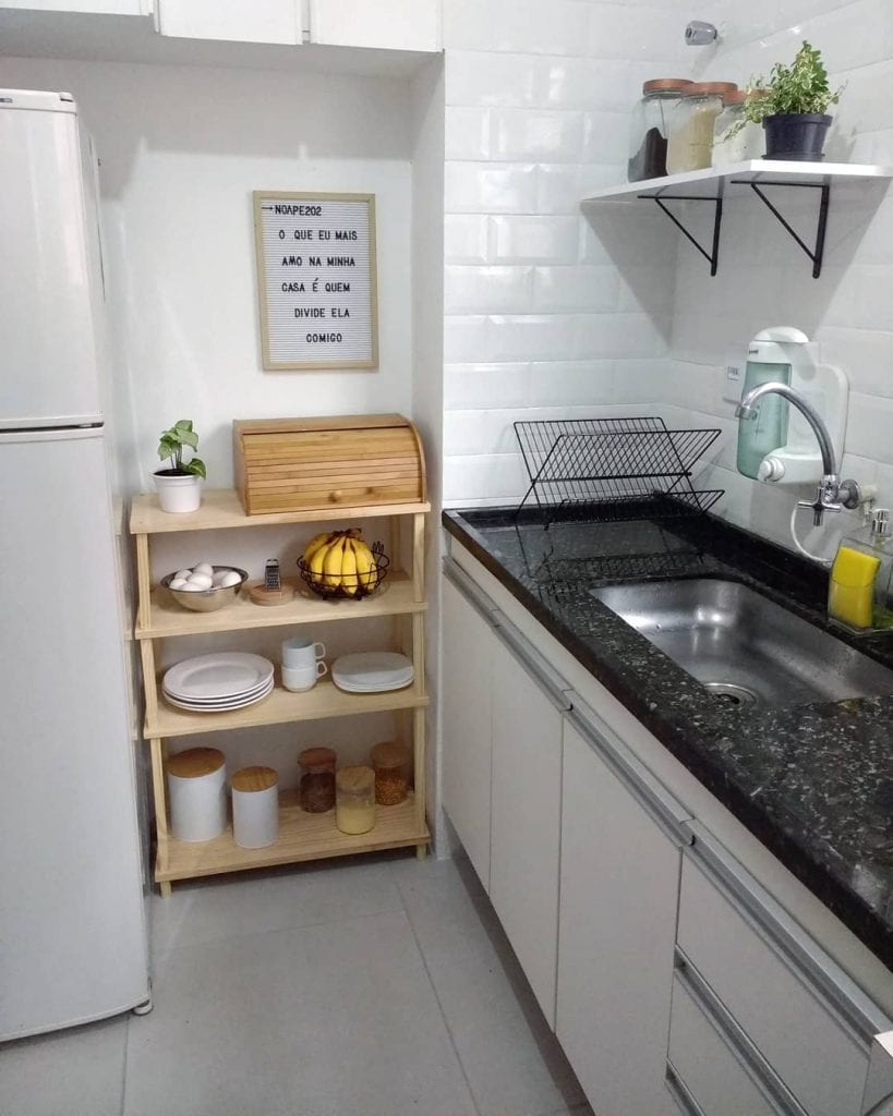 decorar cozinha pequena com prateleiras abertas pinus
