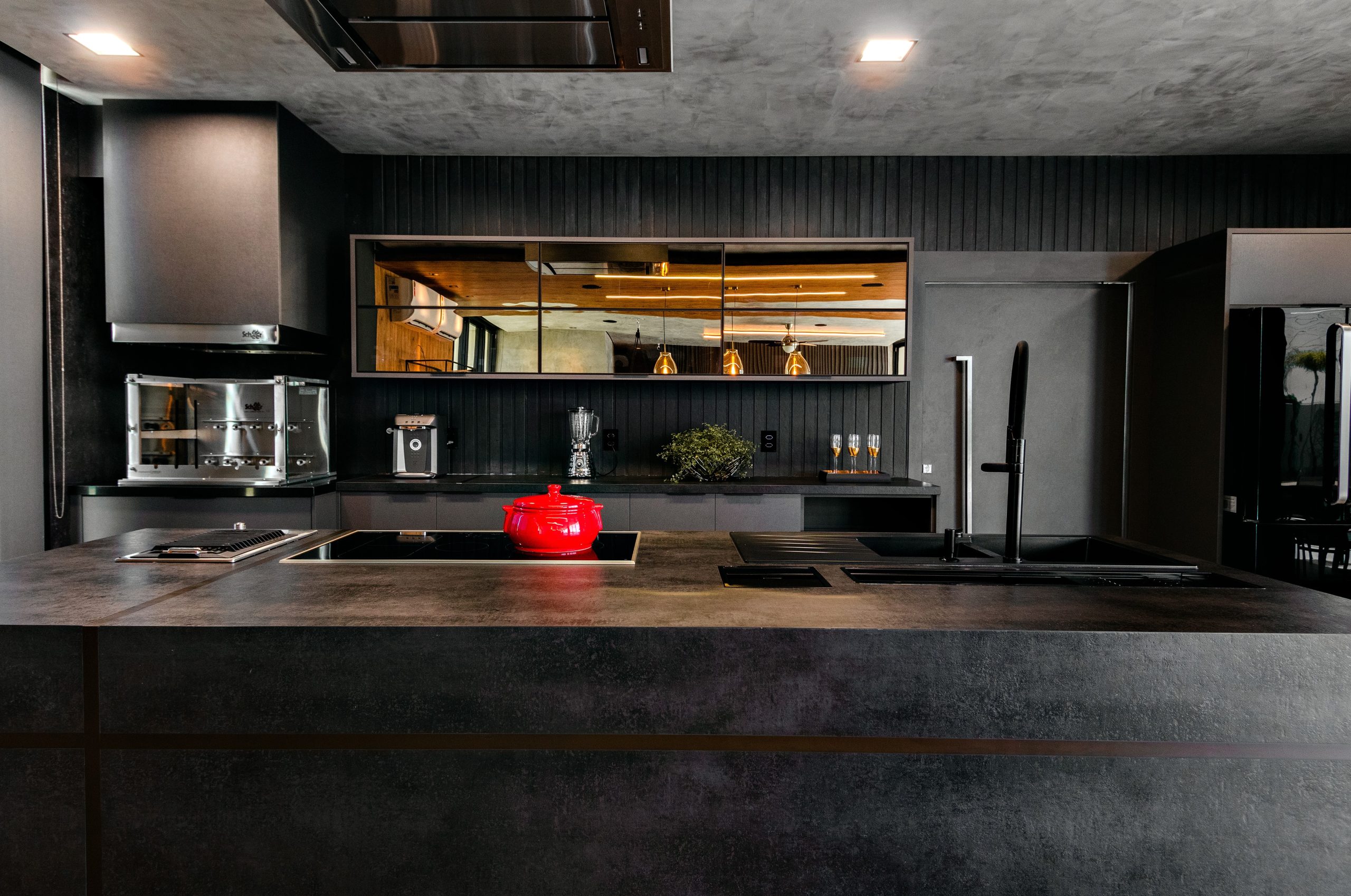 Cozinhas Pequenas em Cinza e Preto: Maximizando o Espaço com Estilo