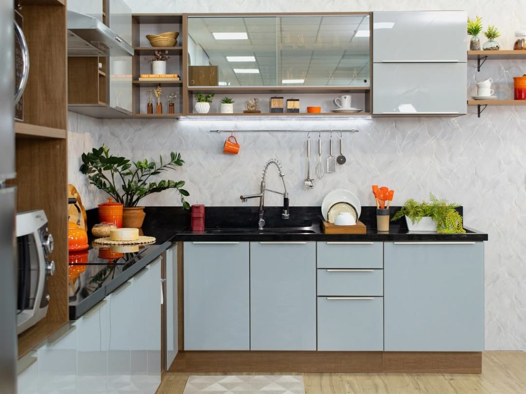 Iluminação Estratégica: Pendentes e LEDs para Cozinhas com Balcão