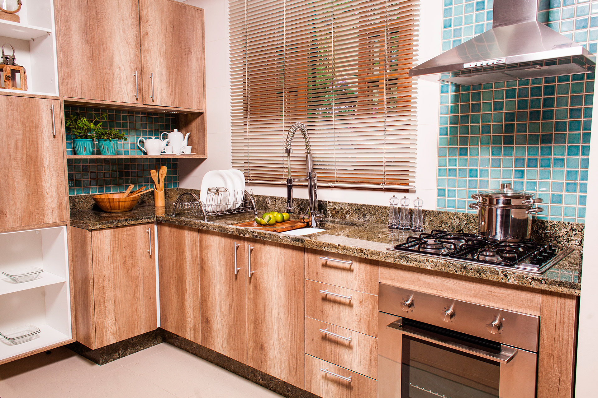 prateleiras para cozinha pequena de apartamento