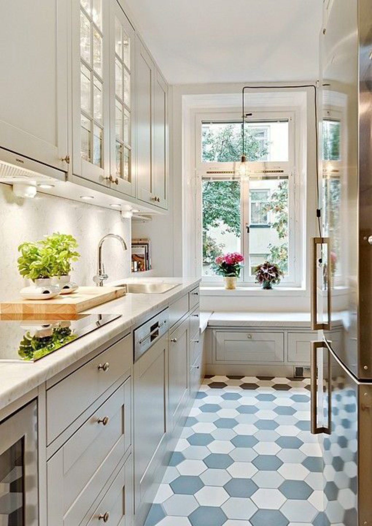 Guia Completo de Armazenamento Vertical para Cozinhas Pequenas