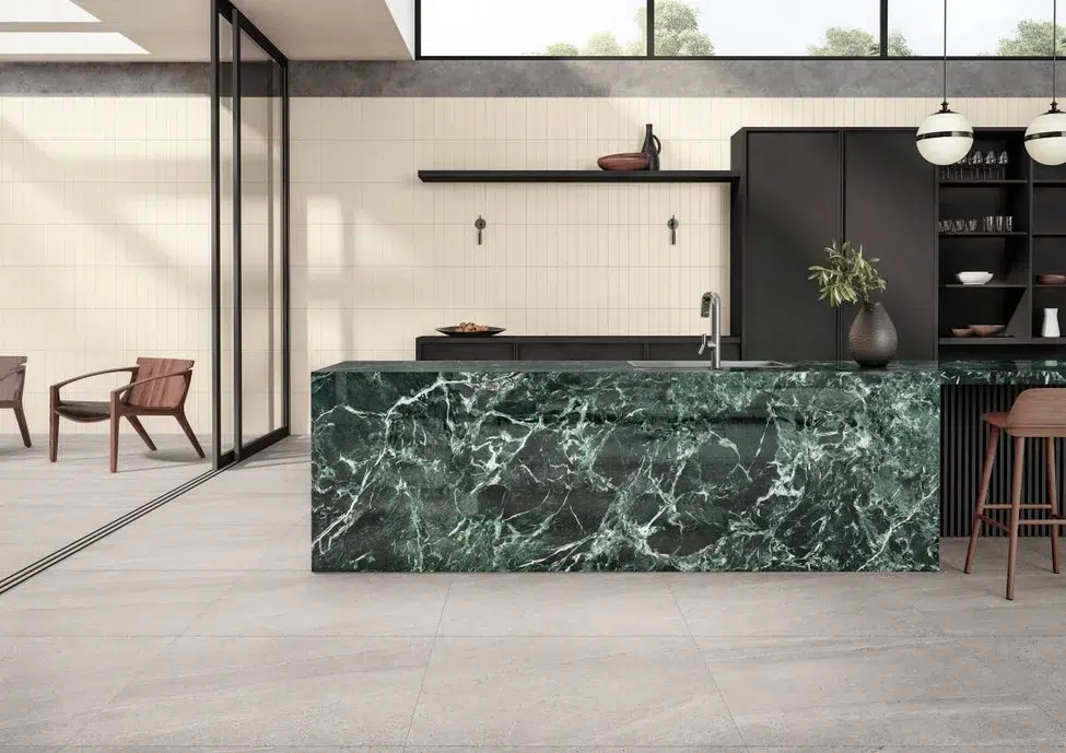 Dekton vs. Quartzo: Qual a Melhor Bancada para Sua Cozinha Grande?