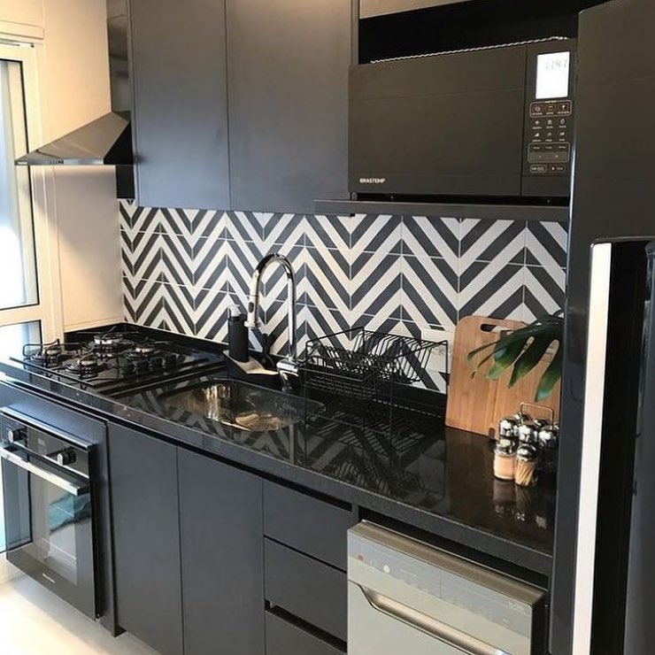 Cozinha Preto e Branco Pequena: Otimizando Espaços com Estilo