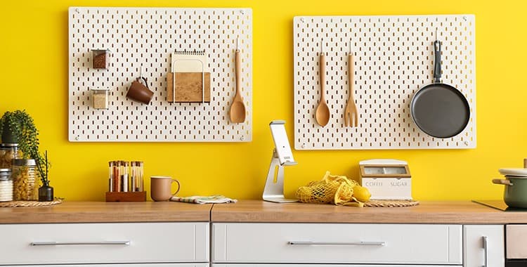 erros comuns ao usar pegboard preto no escritorio