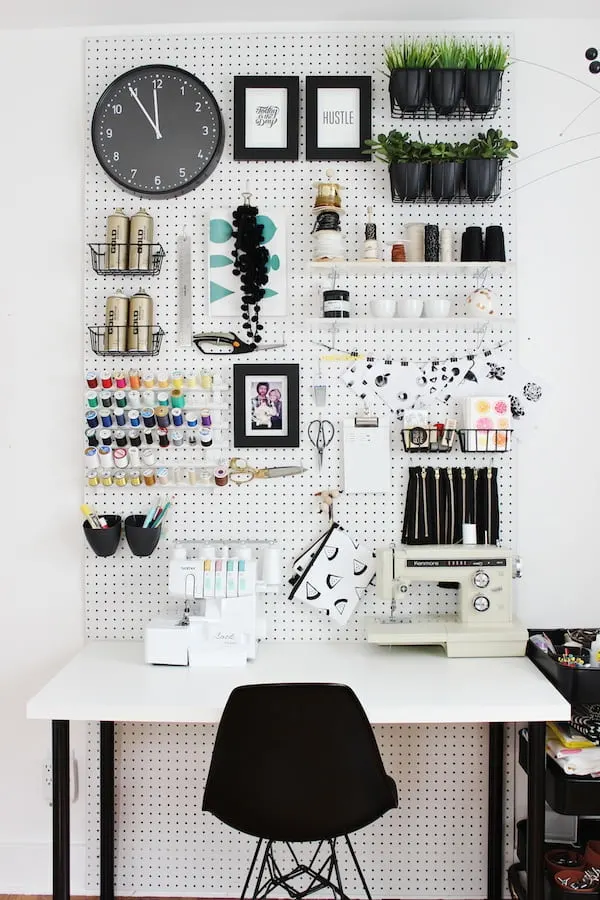 decoracao de escritorio com pegboard preto