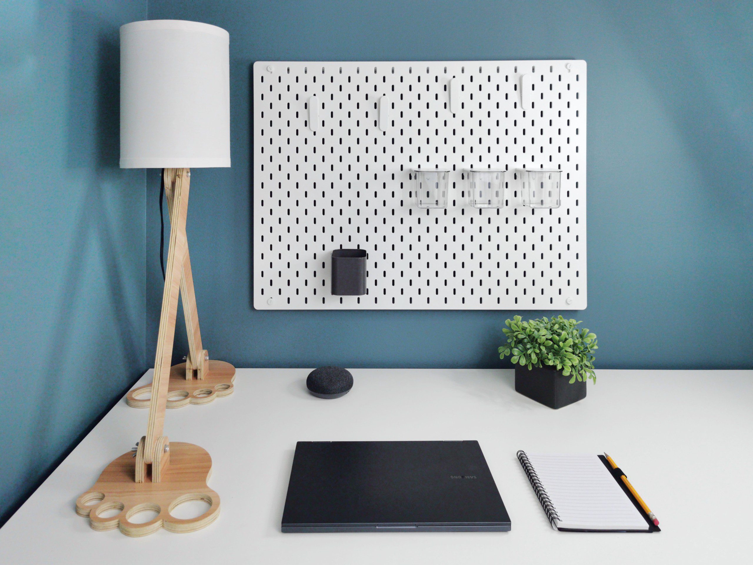 ideias de decoracao escritorio pegboard preto