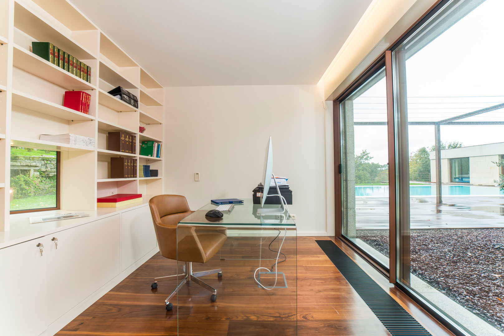 decoracao de escritorio com prateleiras de vidro