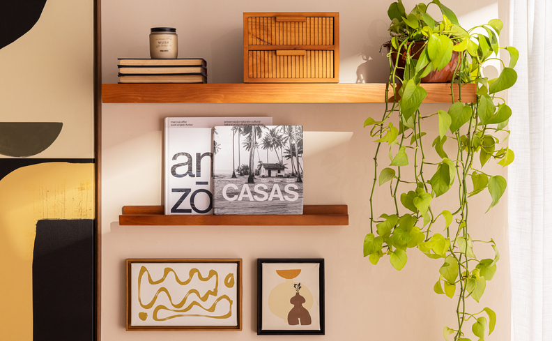 decoracao de escritorio com prateleiras de vidro