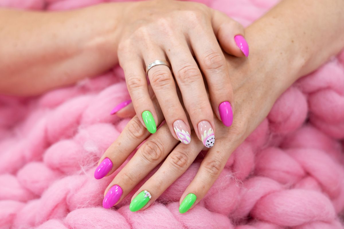 ideias de unhas encapsuladas com flores secas