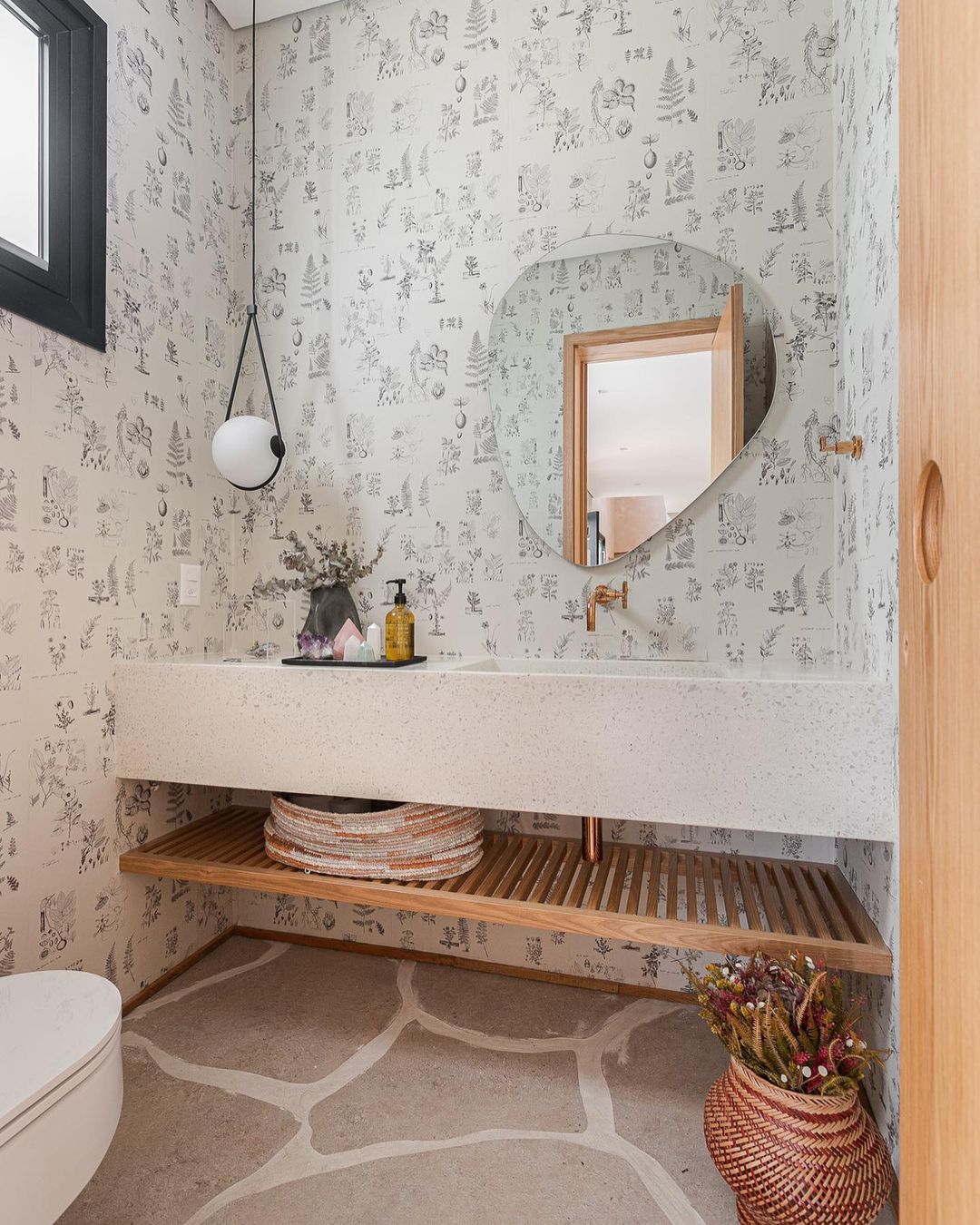 Transforme seu Lavabo com 7 Dicas de Decoração Simples e Baratas; Guia Completo: Como Escolher o Kit Lavabo Perfeito para sua Bancada; Revestimento para Lavabo: 5 Ideias Criativas para Renovar sem Quebra-Quebra; Plantas no Lavabo: As Melhores Espécies para Ambientes Úmidos e Escuros; Iluminação e Espelhos: Truques para Ampliar e Aconchegar seu Lavabo Pequeno